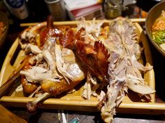 土窰焖烧大公鸡-破瓦寒窑·地摊烤羊排