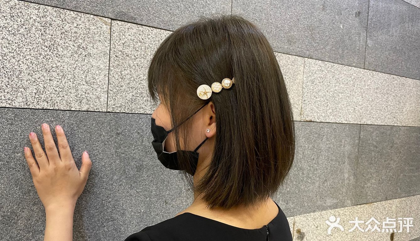 雾灰色。