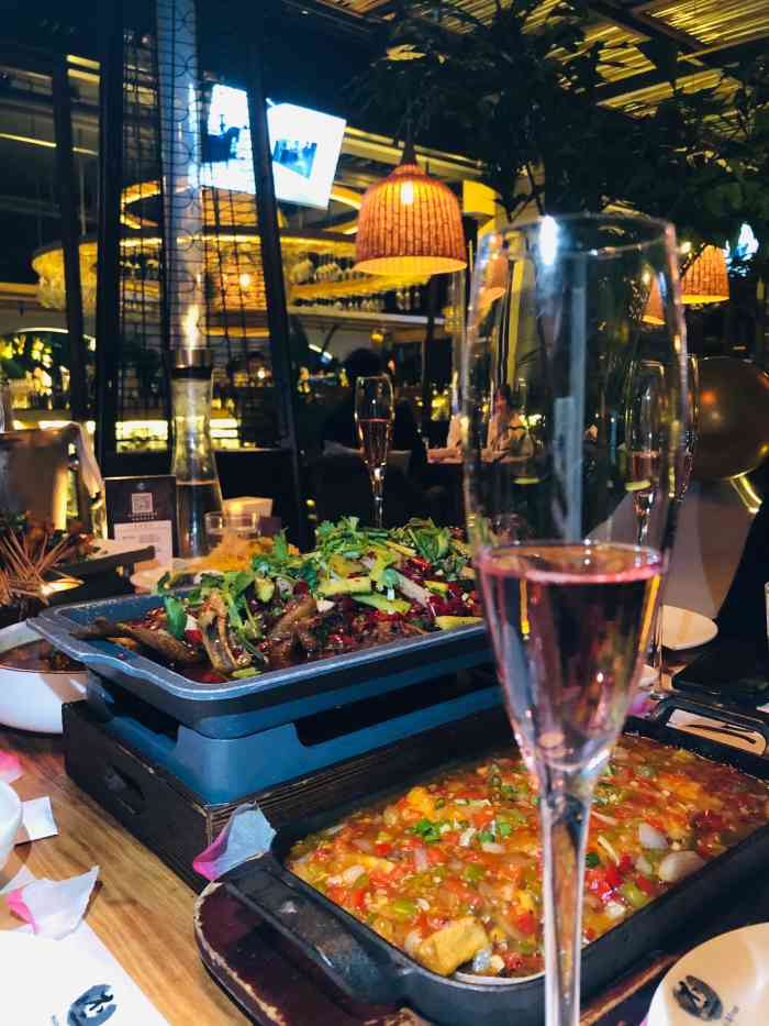 不二·民谣音乐餐酒吧(西安店)-"[薄荷]环境:很久没来城墙边的酒吧玩