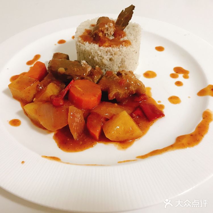 前两天逛超市买了一盒进口谷饲牛肉，很新鲜。主料