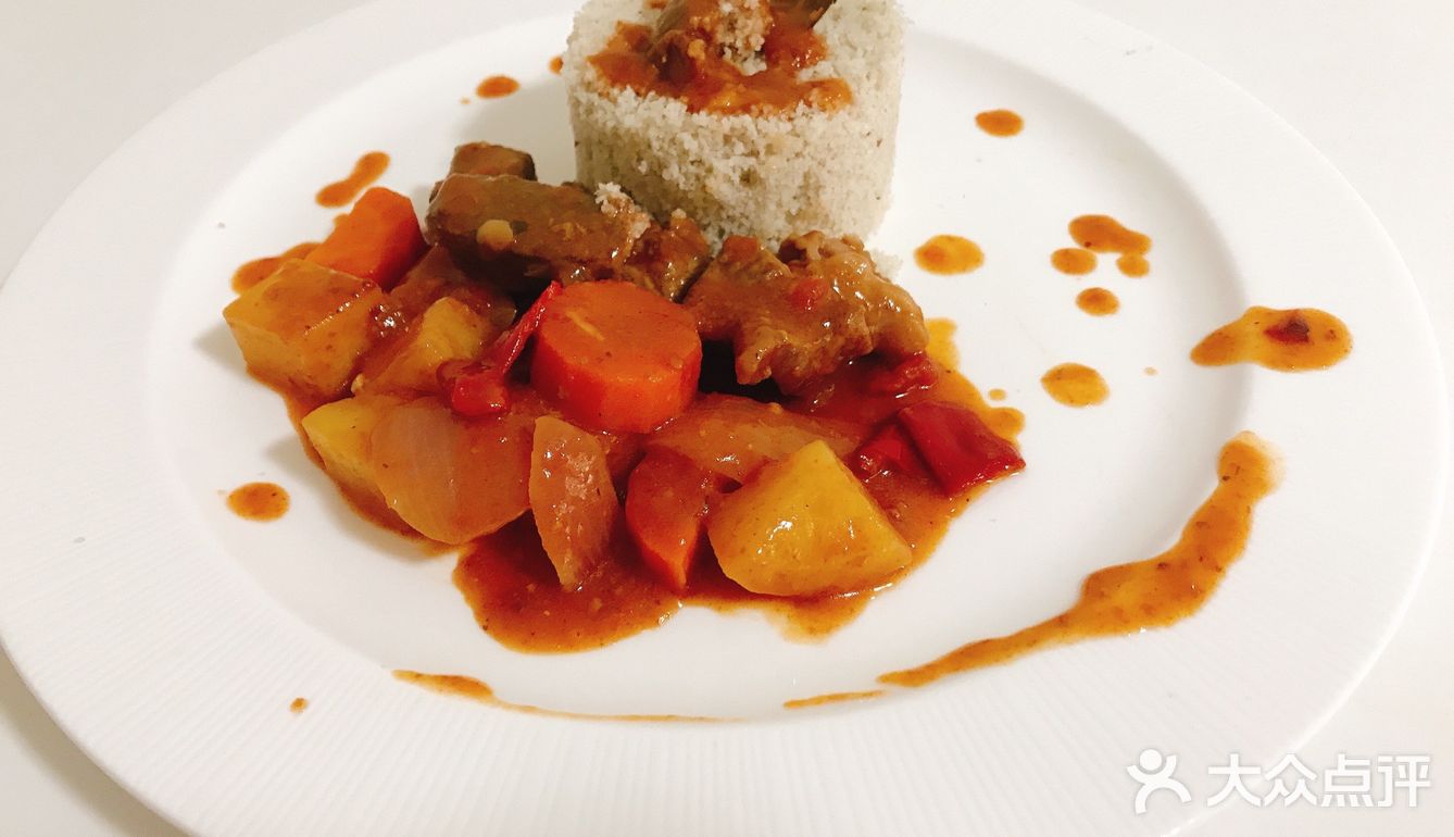 前两天逛超市买了一盒进口谷饲牛肉，很新鲜。主料