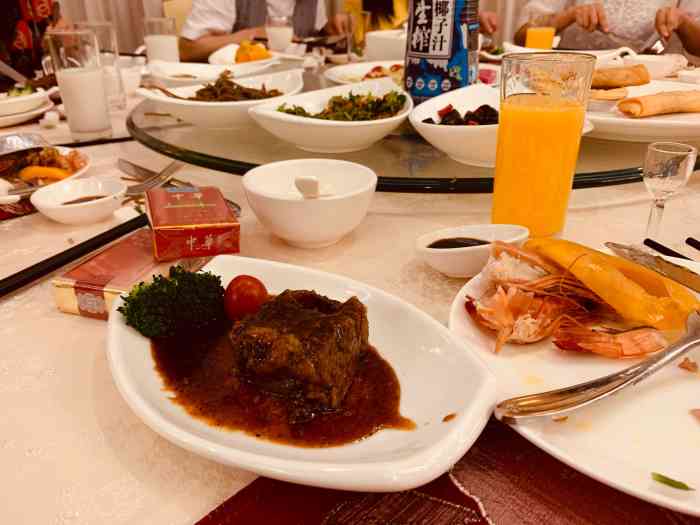 "昨天去参加好友的婚宴,在d楼.显然,吃不