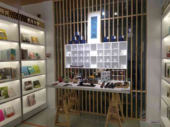 鹿森五月风-"文化宫后门的一个宝藏书店05 在九色鹿旁.