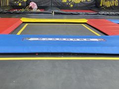 -爱蹦iBOON蹦床运动馆(江汉店)