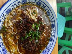 特色炸酱面-渝之汇牛肉豌杂面