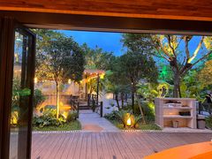 -茅草房·河畔园林火锅