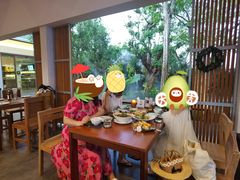 -Chom Cafe and Restaurant