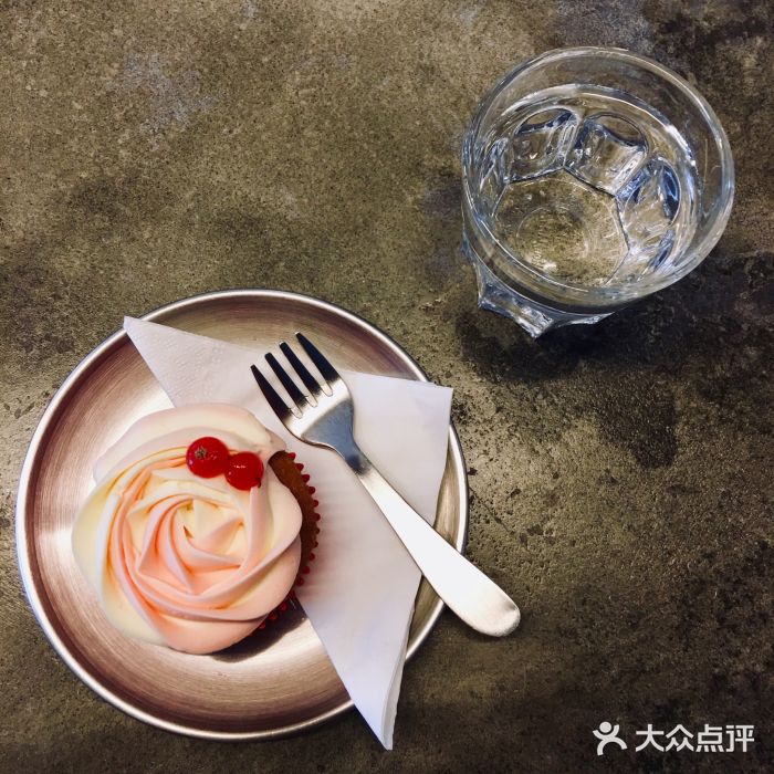 BE NORMAL CAFE(霞溪路店)玫瑰杯子蛋糕图片