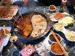 看着串串门在锅中心情很愉悦-8号苑自助烤场(西单店)