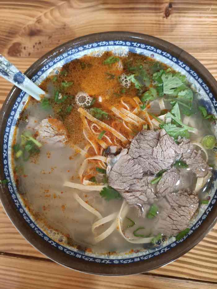 打分 在家门口新开的淮南牛肉面,进来尝尝味道,要个碗牛肉汤,味道不错