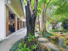 -Chom Cafe and Restaurant