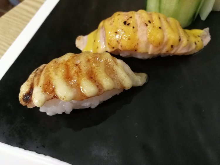 【焦糖鲷鱼】味道过甜; 【炙烧三文鱼寿司】还可以吧
