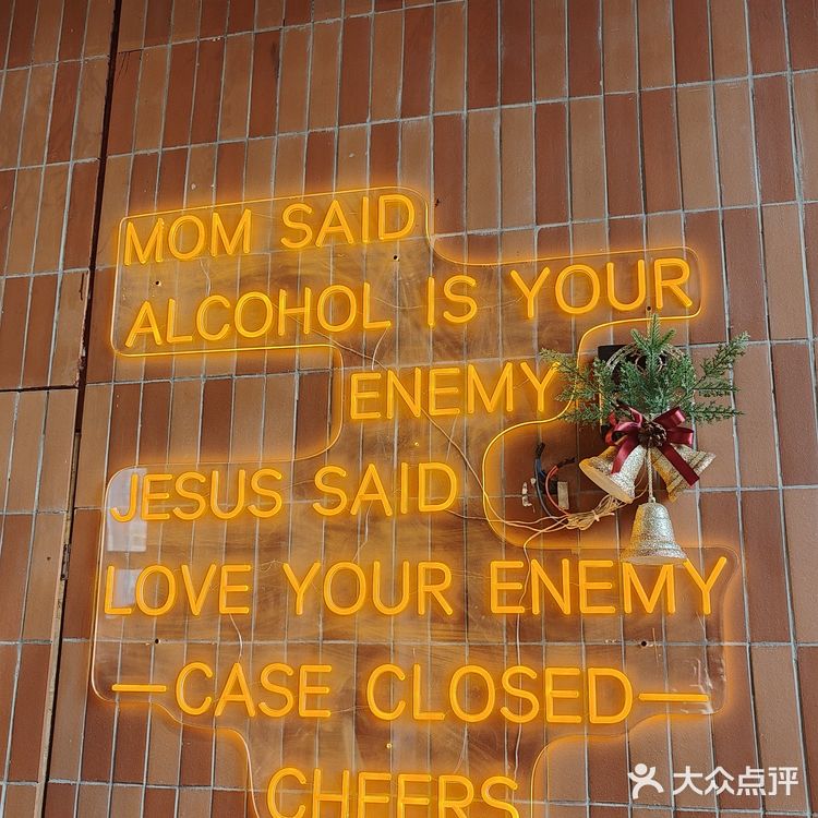 听说外国人都要来新粮仓过圣诞，还有假面舞会