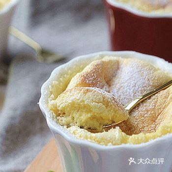 舒芙蕾又叫梳乎厘、蛋奶酥，是法文soufflé的音译