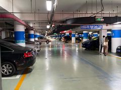 -蓝色港湾停车场