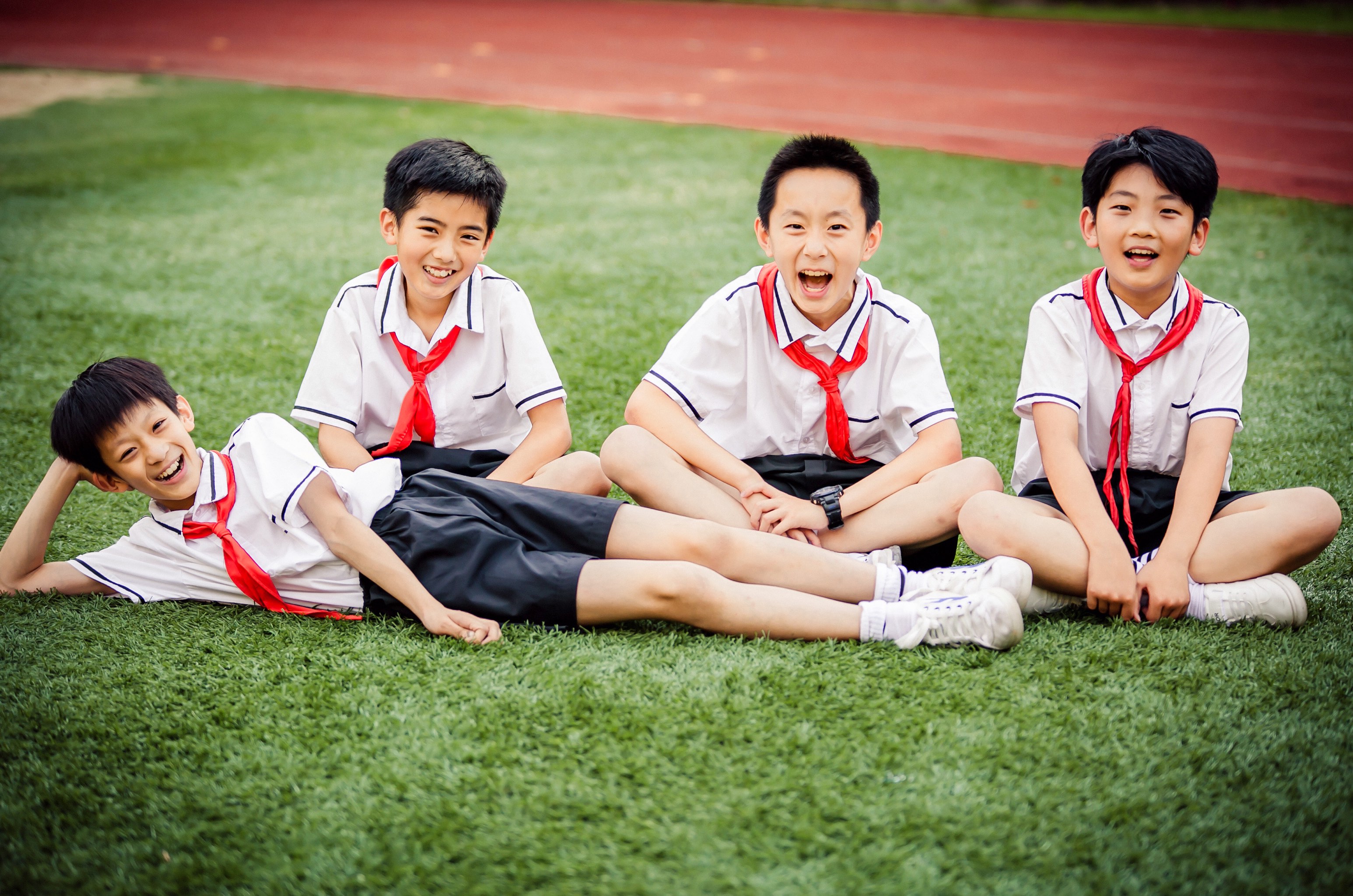 小学生合照姿势图片