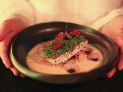 煎海鲈鱼配意大利节瓜面、番茄干、莳萝油、焦糖洋葱、香草面包碎及黄油白汁-AZUL by FUEL蓝色·法式酒馆(琶醍店)