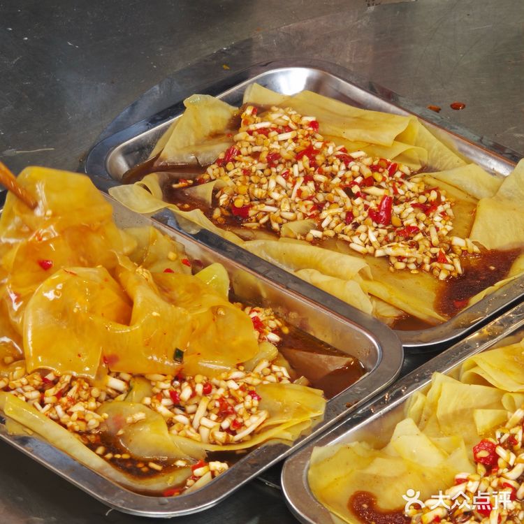 春天吃串串的仪式感！把整片油菜花田涮进红汤里