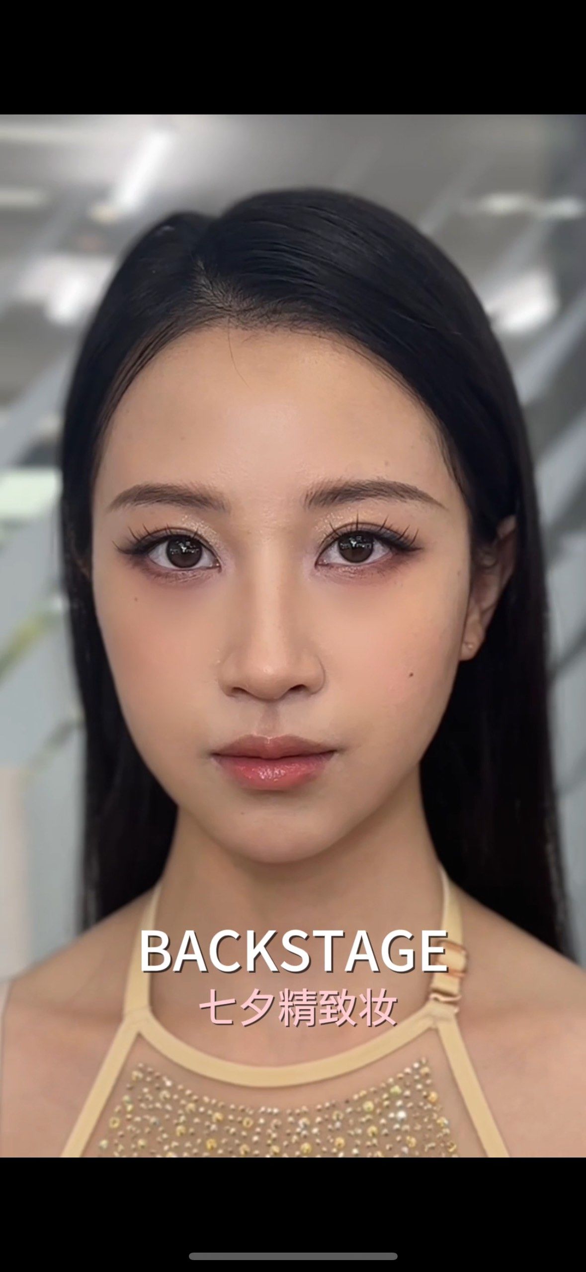 粉底:娇兰金砖#on
眼影:joocyee 裸色
口红:hera 嫩嘟嘟感
眉毛