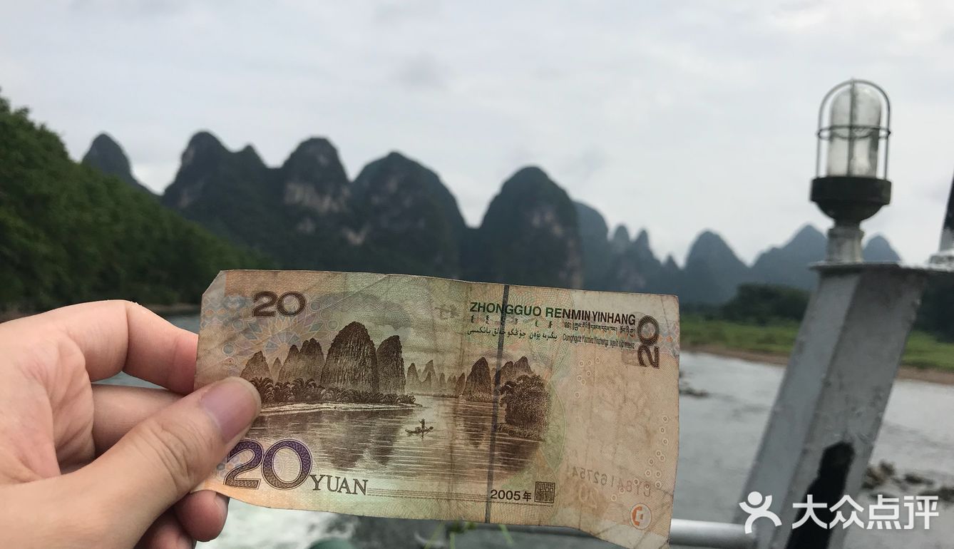 早上六点半就从酒店出发前往，但是来到江边，已经要排队了