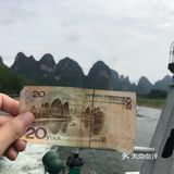 早上六点半就从酒店出发前往，但是来到江边，已经要排队了