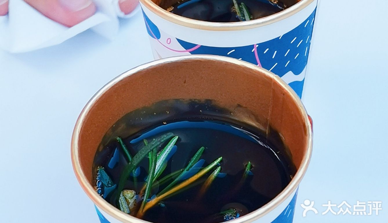 摩天轮下的美妙夜景，让人流连忘返！欢乐港湾商业街开放