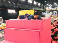 -嘿哟动霸CHUA·新潮玩运动娱乐中心·蹦床滑冰团建乐园