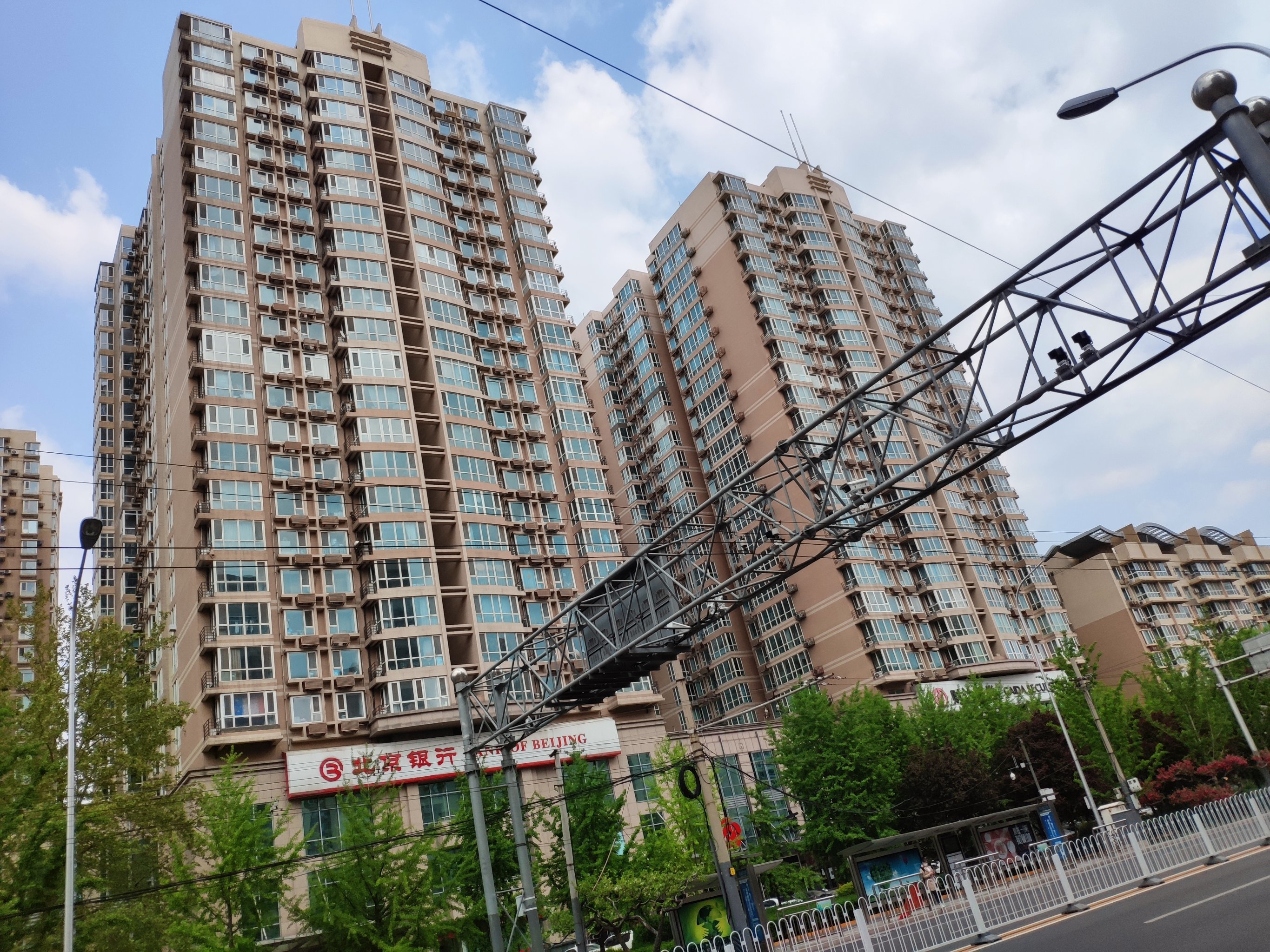 国兴家园小区在白石桥南十字路口的东北角