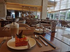 -百灵希尔顿逸林酒店大堂吧