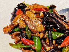 鸡枞菌小炒肉-翕间食·精致淮扬菜(江苏大剧院店)