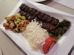 阿达纳烤肉配米饭和牧羊人沙拉-土耳其妈妈