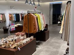 -URBAN REVIVO(高德置地广场·春广场店)