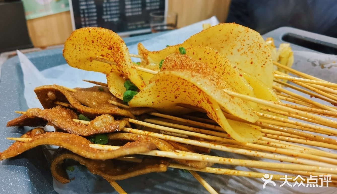 只有三四张桌子，我们晚上去的时候运气比较好还有位置