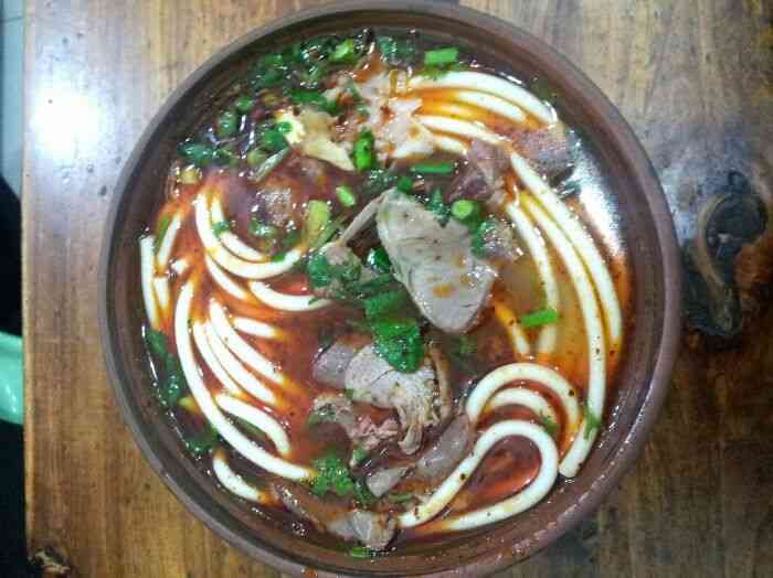 打分 这家羊肉粉味道不错,肉量也挺多的,还可以打电话送餐,大家可以去