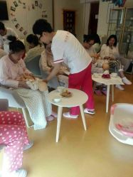 护士长在教我们带娃技巧-玥悦母婴月子护理中心玥悦喜喜馆