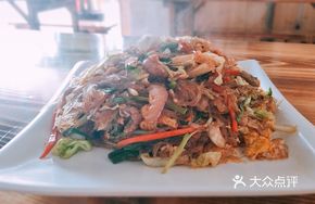 Cantonese Stir-Fried Rice Noodles