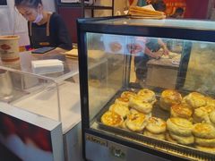 面包甜点陈列柜-辣哭饼(七宝老街店)