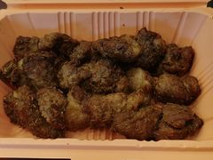 边上西安饭庄的羊肉串-新川面馆(新街口起源店)