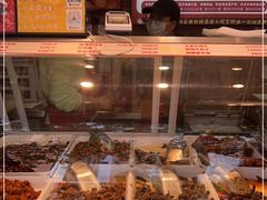 面包甜点陈列柜-鑫记婆婆兔·成都特产·兔头手撕兔(太古里店)