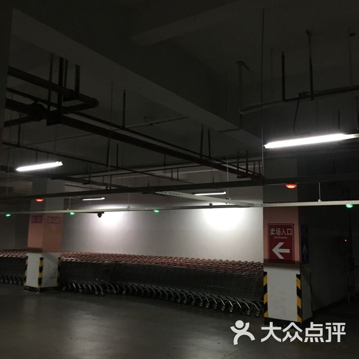 大润发停车场