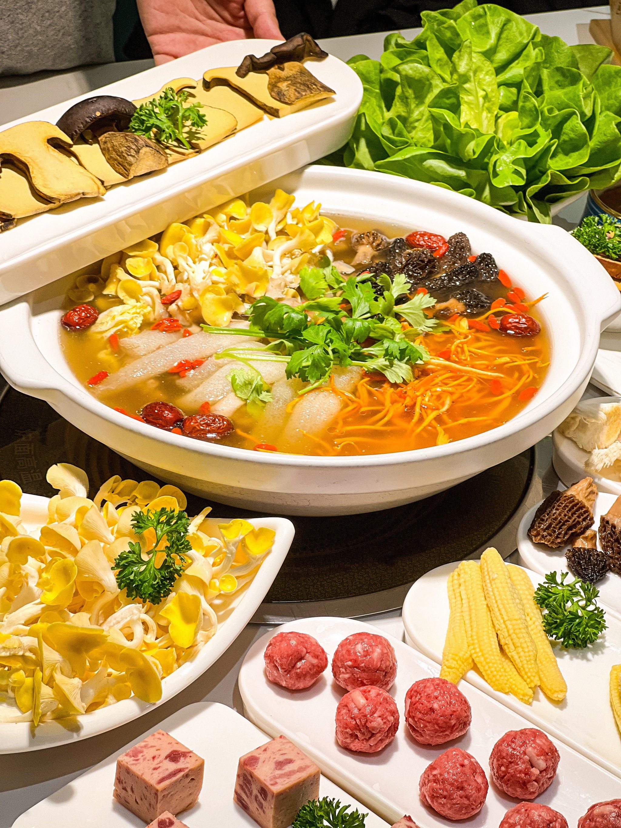 在西安!古法砂锅的美味竹荪鹅,还好我们没错过!