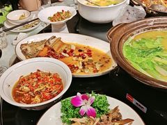 -帅巴人舅母子腊蹄民俗村