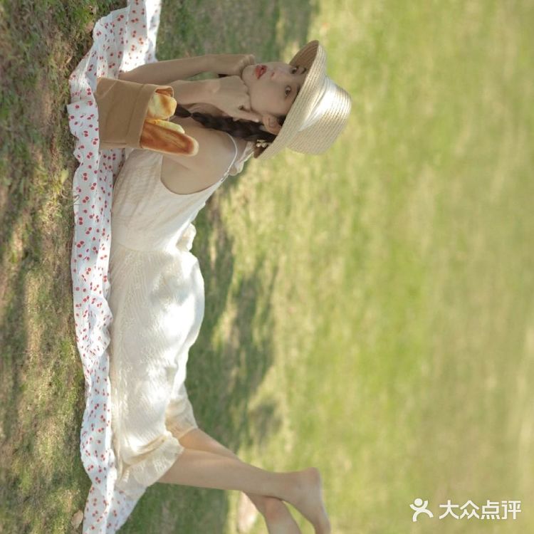 电影《情人》的女主角既视感