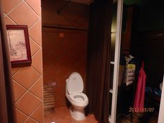 卫生间是位于卧室和阳台中间的，很干净~-娜娜度假小旅馆