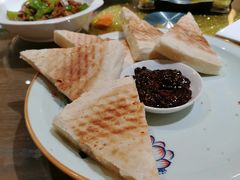 特色烤馍配黄豆酱-肖记公安牛肉鱼杂馆· 省级非物质文化遗产(仁和路店)