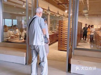 被门口这对老夫妇浪漫到了️这家店有幸福魔力吗