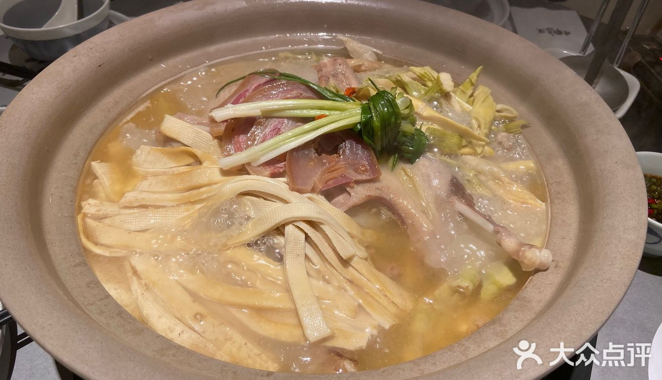 料丰富量足，四个成人够吃，还加了宽面条。整个字就是鲜