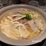 料丰富量足，四个成人够吃，还加了宽面条。整个字就是鲜