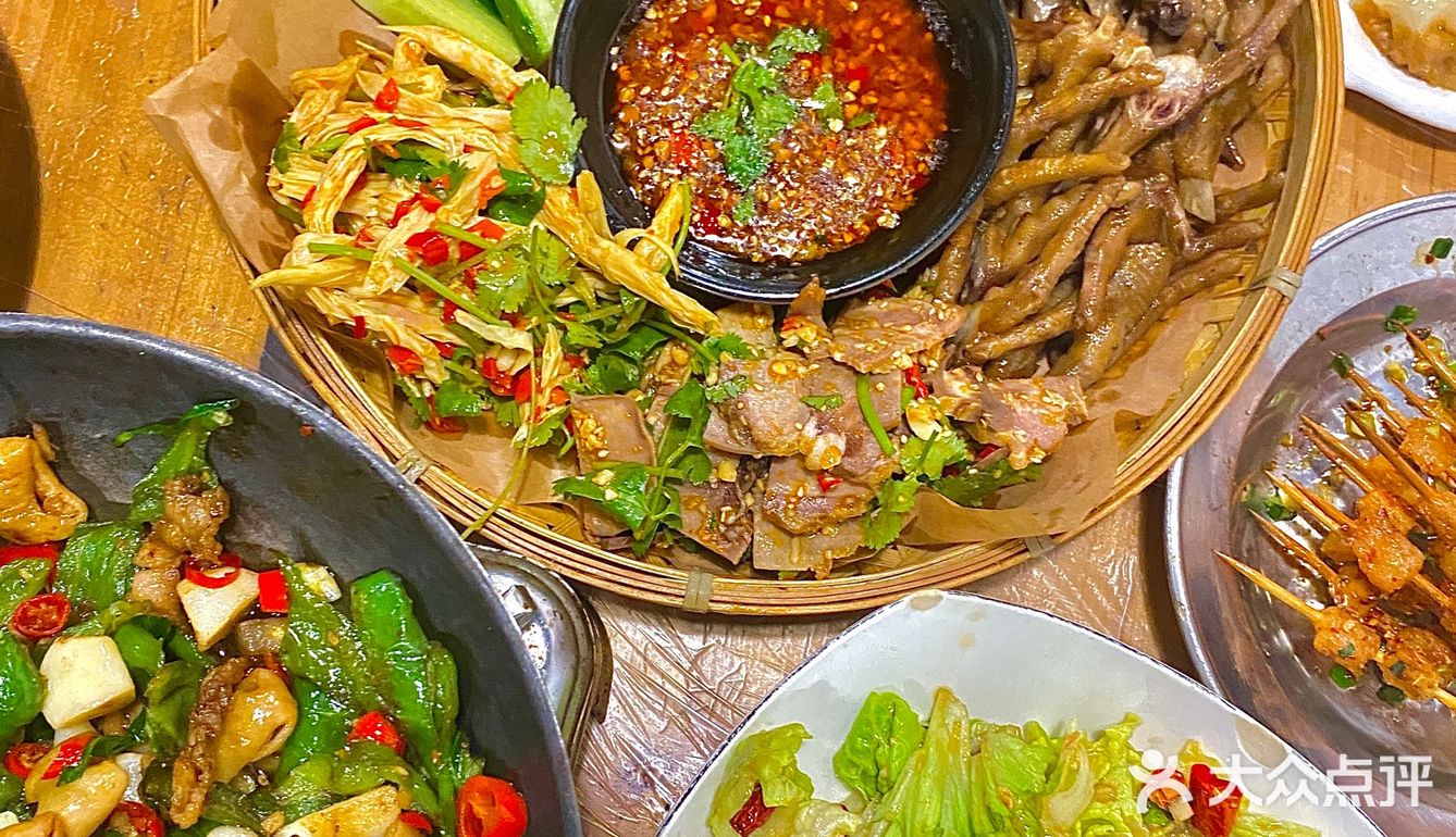 回岳阳必吃的特色烧烤！炭火砂锅烟火气十足！川味好浓🌶️