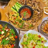回岳阳必吃的特色烧烤！炭火砂锅烟火气十足！川味好浓🌶️
